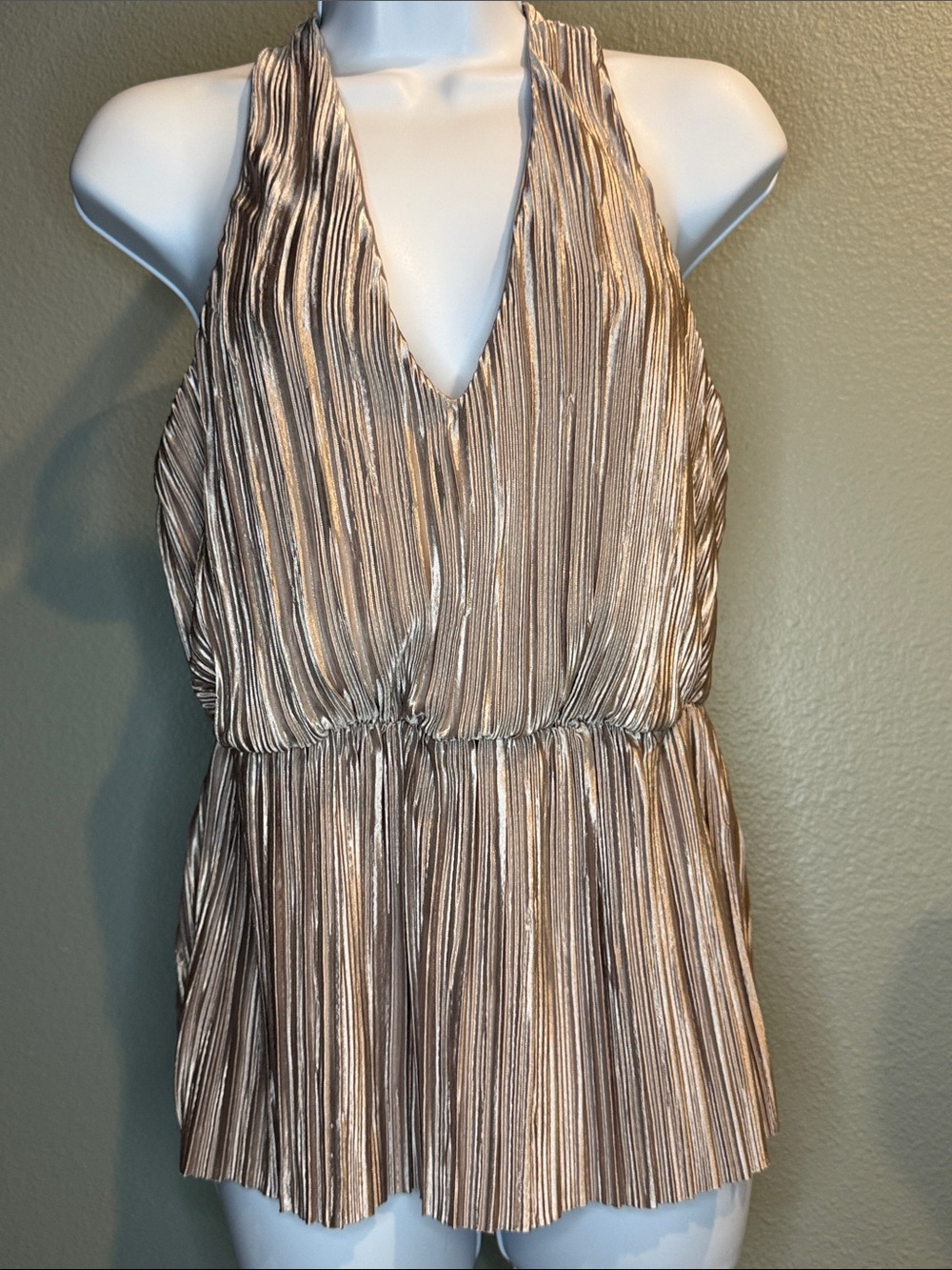 Daytrip One-Shoulder Metallic Plissé Top in Gold